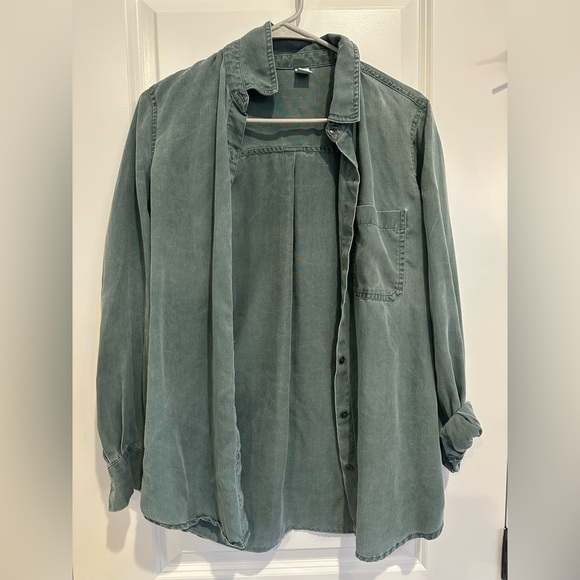 Old navy button down - Picture 2 of 4
